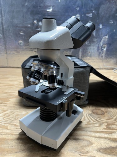 Microscopio trinoculare con